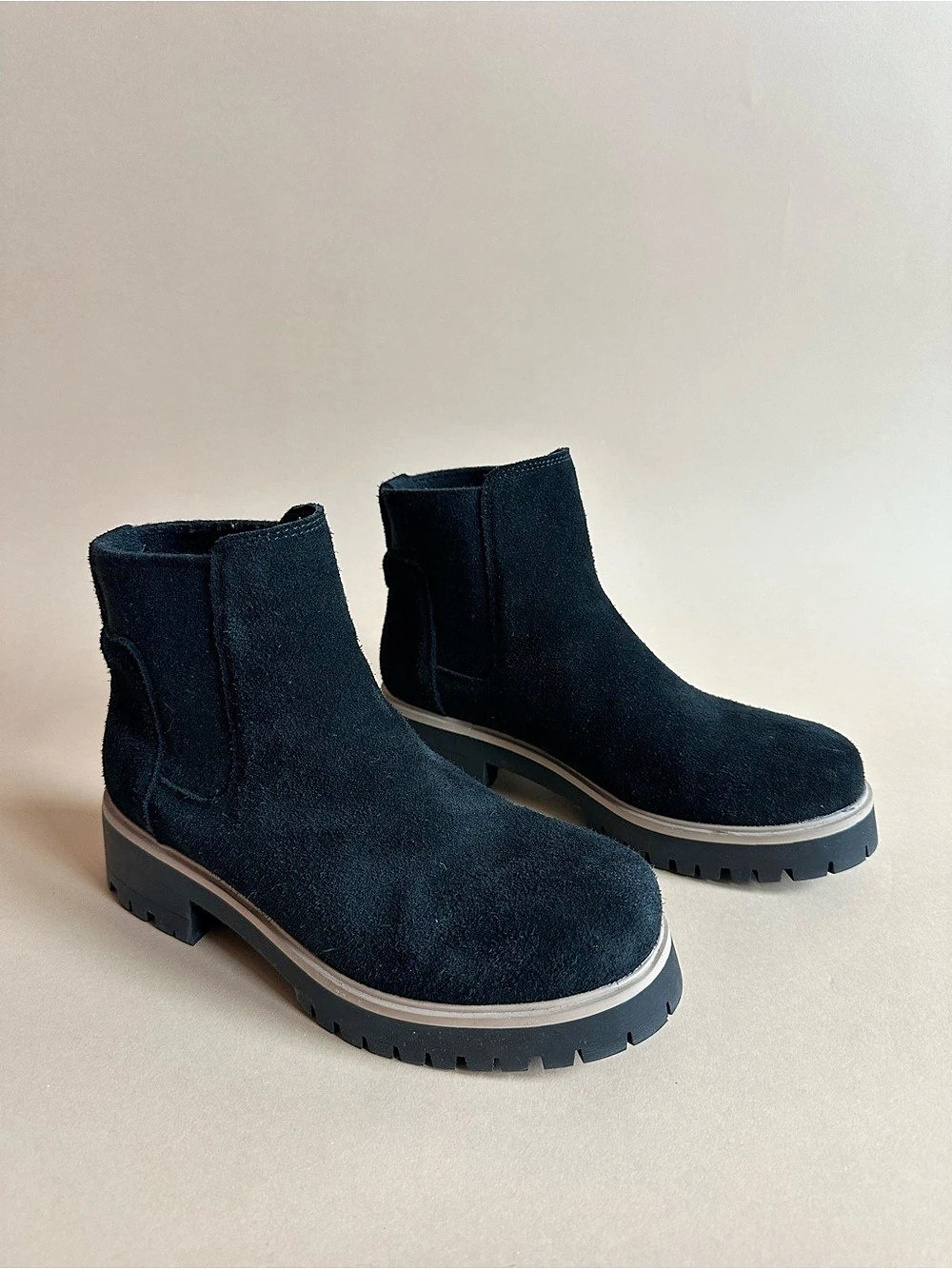 Eddie Bauer Women’s 8 Black Suede Chelsea Boots Lug Sole Fall Ankle Booties